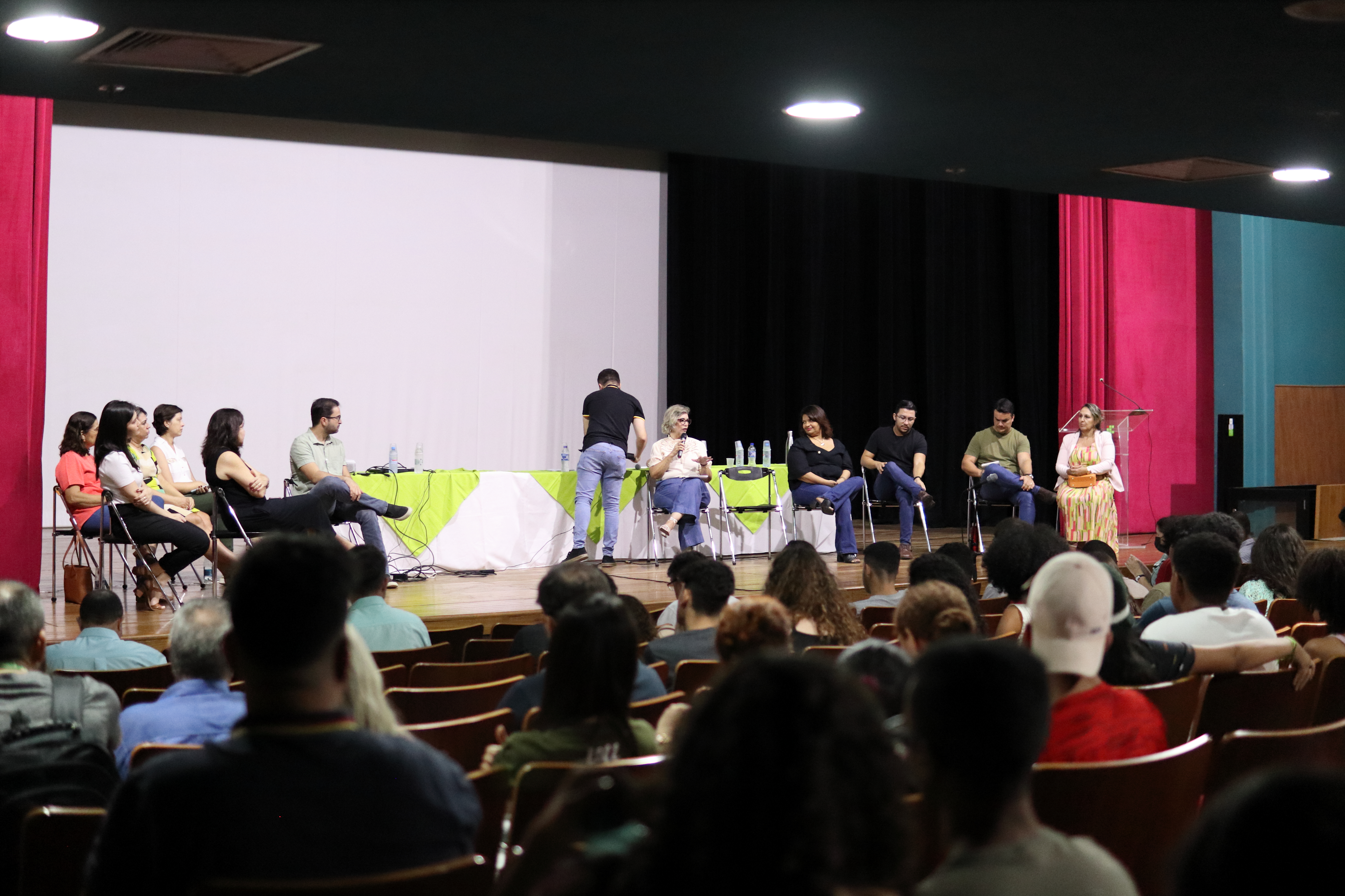 Projeto Reitoria nos Câmpus começou na manhã desta segunda-feira, 25, com reunião com  estudantes dos cursos técnicos integrados do Câmpus Goiânia, no Teatro do IFG.